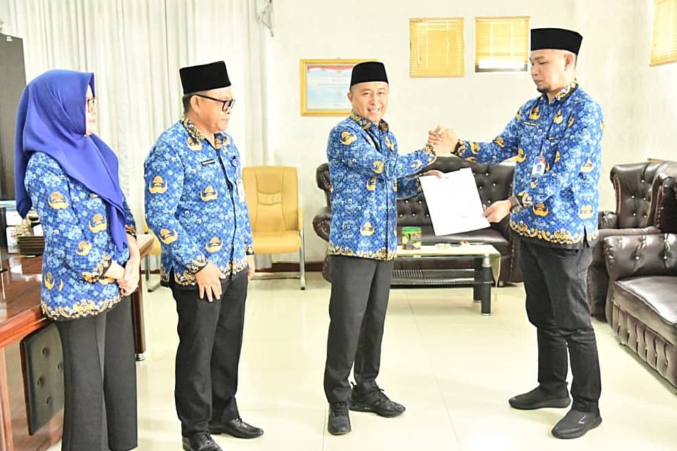 Samsurizal Korompot menerima surat penunjukan Plt Kepala BPKPD Boltim