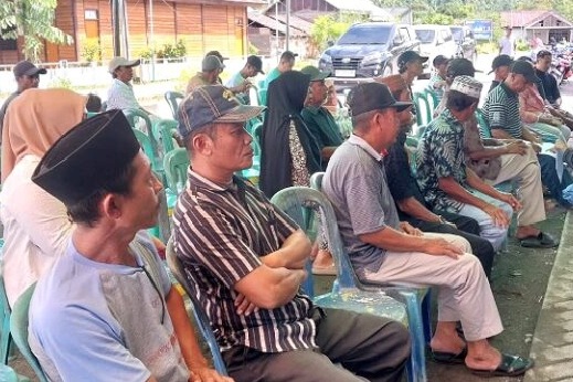 Warga tampak antusias menghadiri kegiatan reses DPRD Boltim di Kecamatan Motongkad