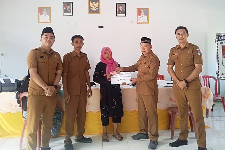 Pemdes Nuangan menyerahkan santunan duka kepada keluarga penerima