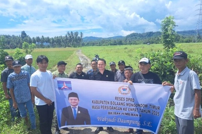 Wahyudi Daumpung berdialog bersama warga saat kegiatan reses DPRD Boltim di Kecamatan Motongkad