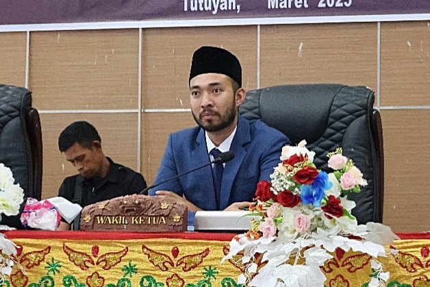 Wakil Ketua DPRD Boltim Kevin Sumendap memimpin rapat paripurna