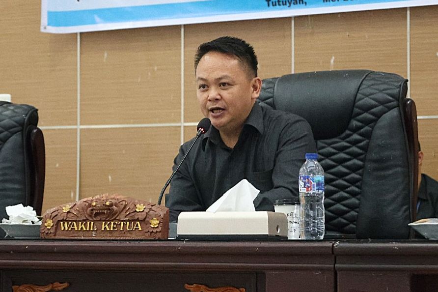 Wakil Ketua DPRD Boltim Medy Lensun berbicara dalam rapat paripurna DPRD