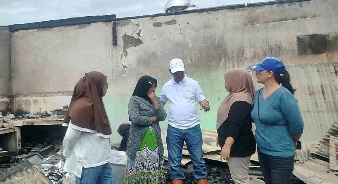 Bupati Boltim Oskar Manoppo meninjau lokasi kebakaran rumah warga di Desa Modayag