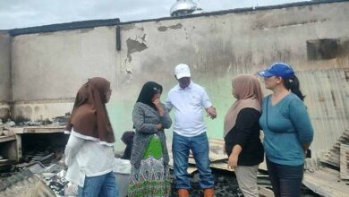 Bupati Boltim Oskar Manoppo meninjau lokasi kebakaran rumah warga di Desa Modayag