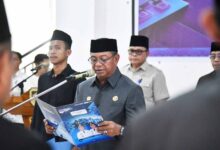 Bupati Oskar Manoppo melantik pejabat di lingkungan Pemkab Boltim