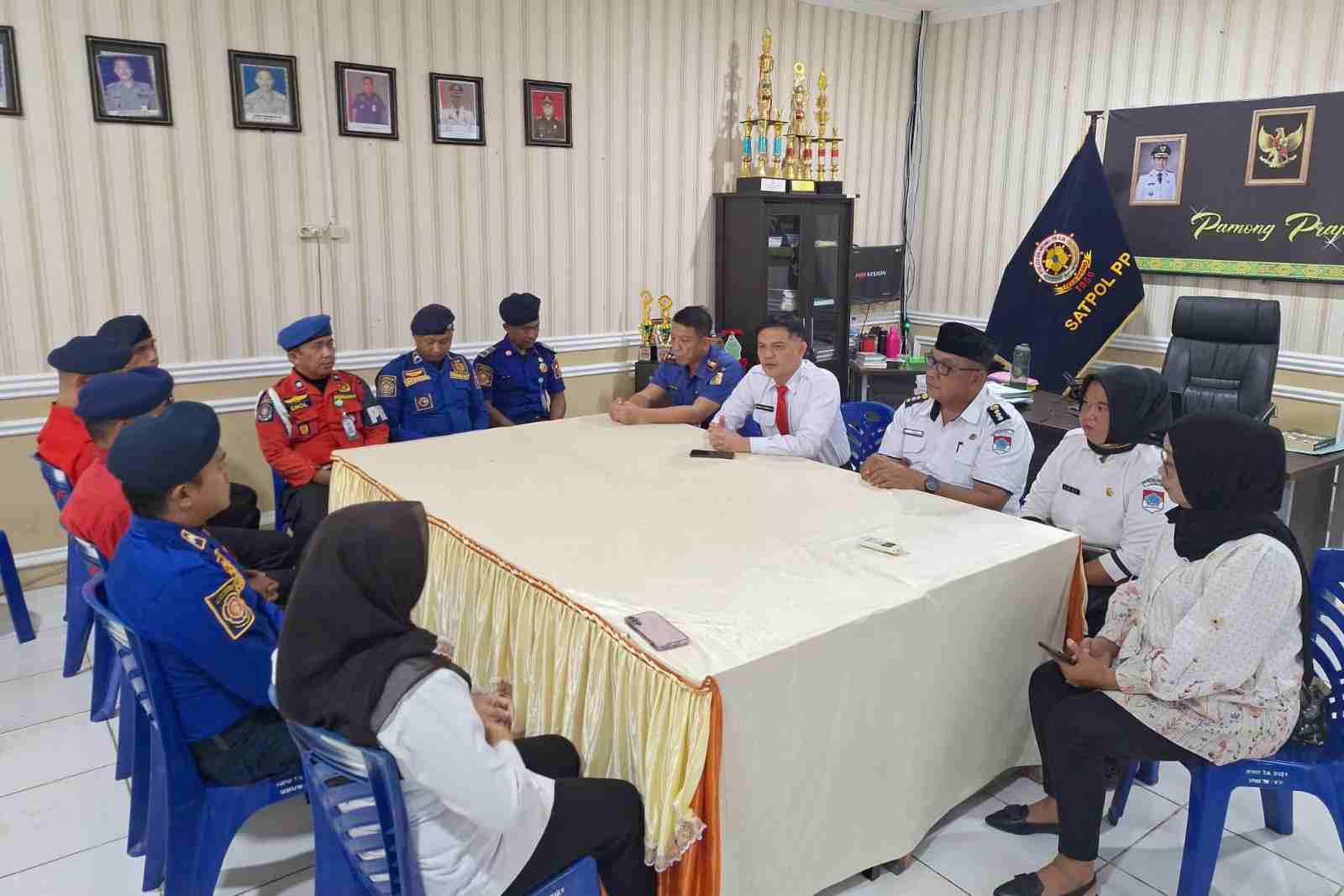 Camat Reinnold Rakinaung memberikan penjelasan dan maaf terkait insiden Damkar Kota Kotamobagu di Modayag