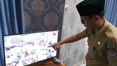 Sekretaris DPRD Boltim Ikhlas Pasambuna menunjukan monitor CCTV di ruang kerjanya