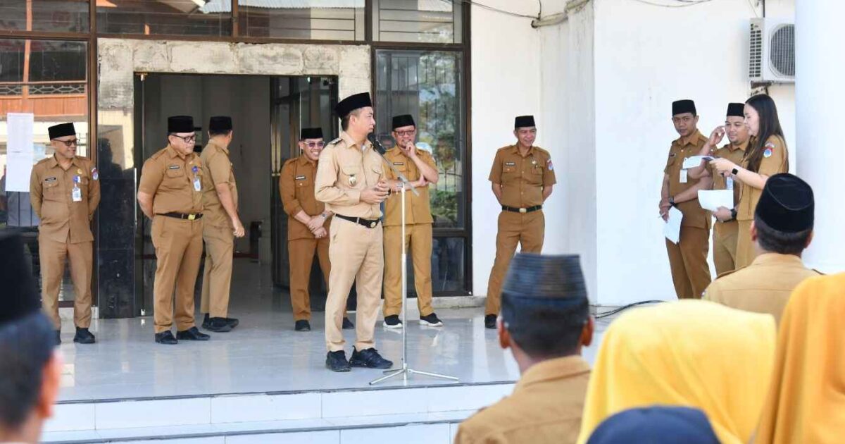 Wabup Boltim Argo Vinsensius Sumaiku memimpin apel kerja ASN di Halaman Kantor Bupati Boltim