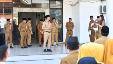 Wabup Boltim Argo Vinsensius Sumaiku memimpin apel kerja ASN di Halaman Kantor Bupati Boltim