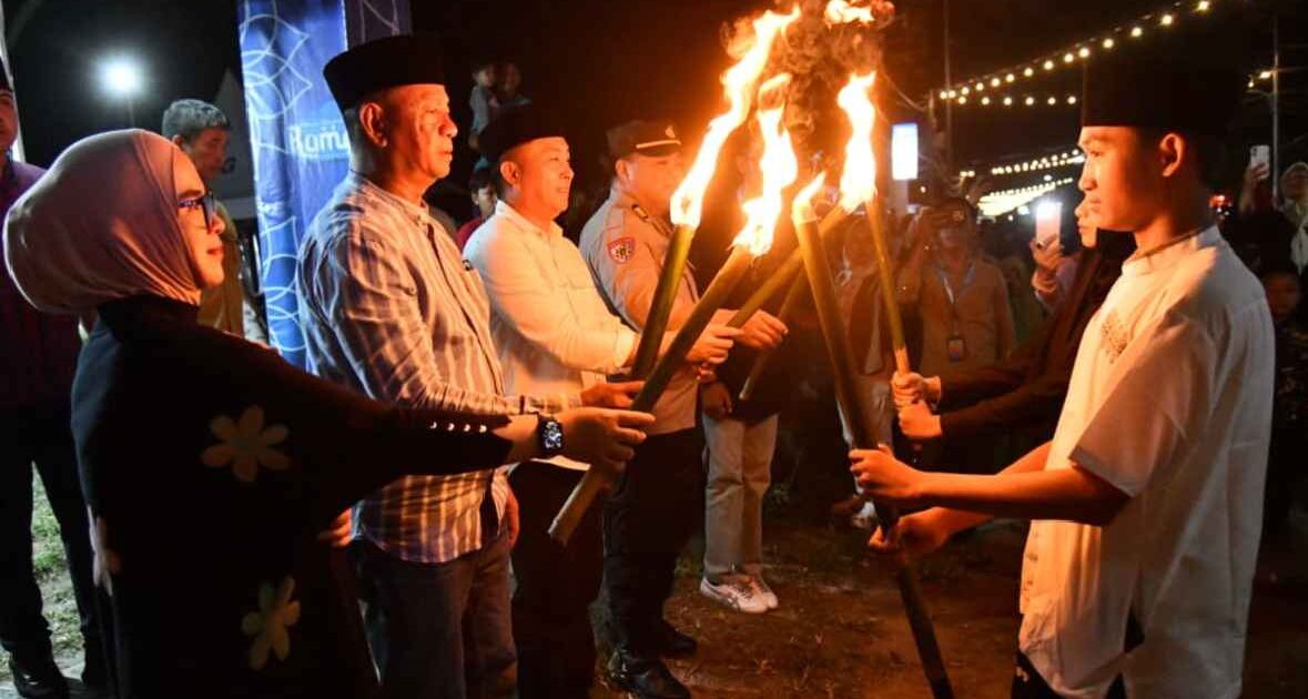 Bupati Oskar Manoppo melepas pawai obor Boltim sambut Ramadhan 1447 H