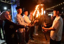 Bupati Oskar Manoppo melepas pawai obor Boltim sambut Ramadhan 1447 H