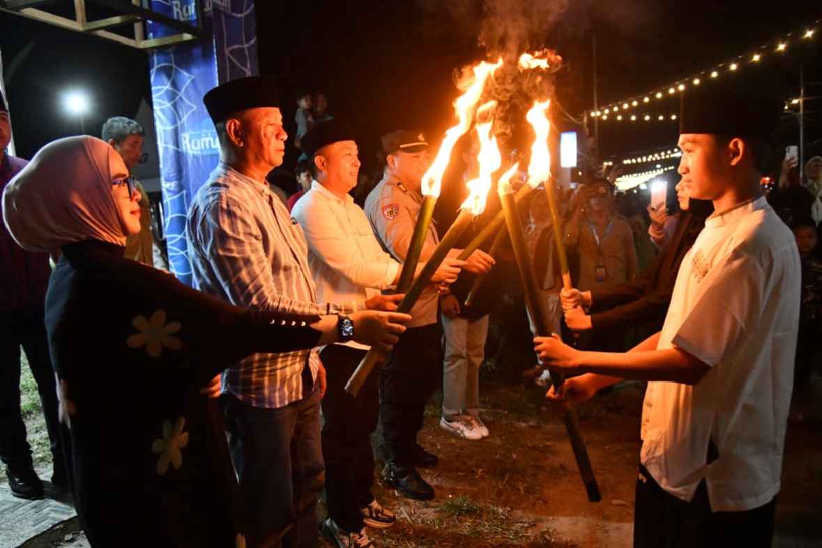 Bupati Oskar Manoppo melepas pawai obor Boltim sambut Ramadhan 1447 H