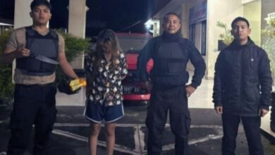 wanita mengamuk bawa sajam