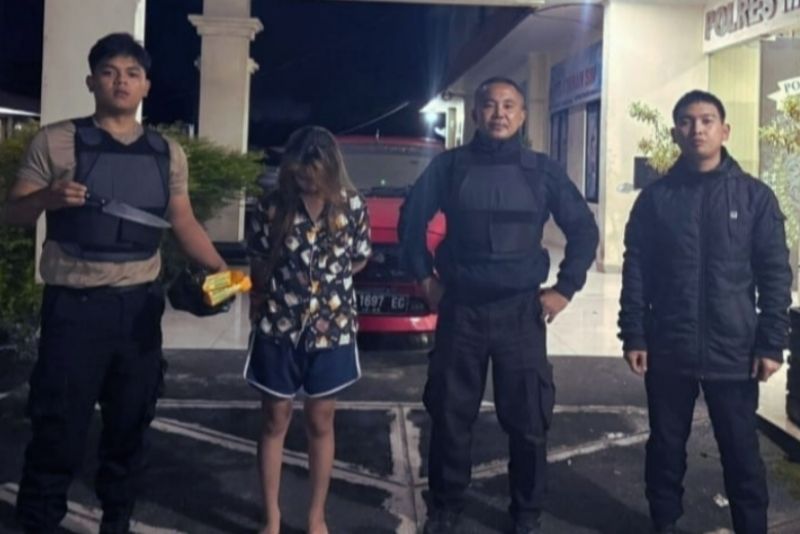 wanita mengamuk bawa sajam