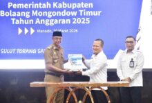 Bupati Boltim Oskar Manoppo menyerahkan LKPD 2025 ke BPK Sulut