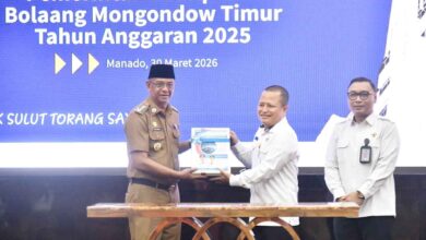 Bupati Boltim Oskar Manoppo menyerahkan LKPD 2025 ke BPK Sulut