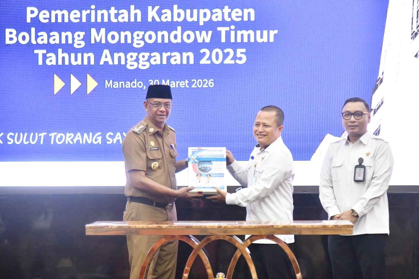 Bupati Boltim Oskar Manoppo menyerahkan LKPD 2025 ke BPK Sulut