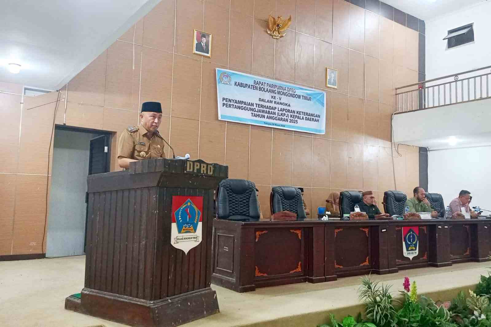 Wakil Bupati Boltim Argo Sumaiku menyampaikan LKPJ 2025 di rapat paripurna DPRD