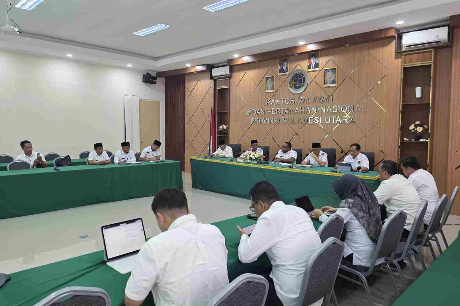 Bupati Oskar Manoppo dan Wabup Argo Sumaiku dalam koordinasi pertanahan