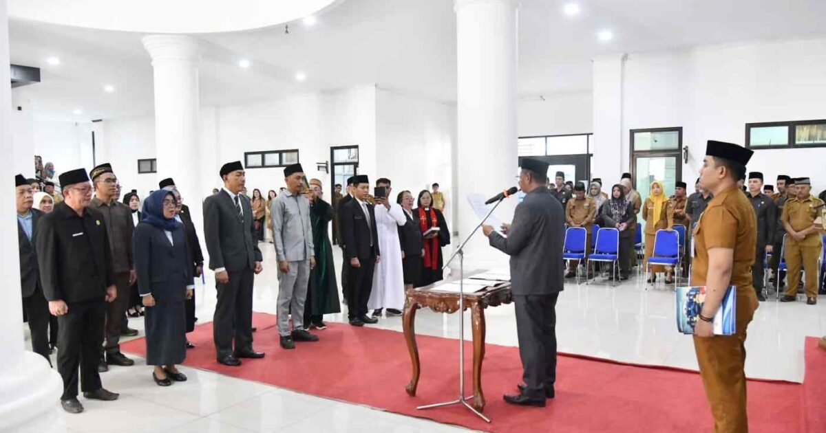 Bupati Oskar Manoppo melantik 25 pejabat di lingkungan Pemkab Boltim