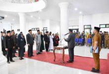 Bupati Oskar Manoppo melantik 25 pejabat di lingkungan Pemkab Boltim