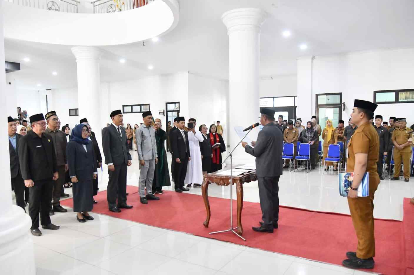 Bupati Oskar Manoppo melantik 25 pejabat di lingkungan Pemkab Boltim