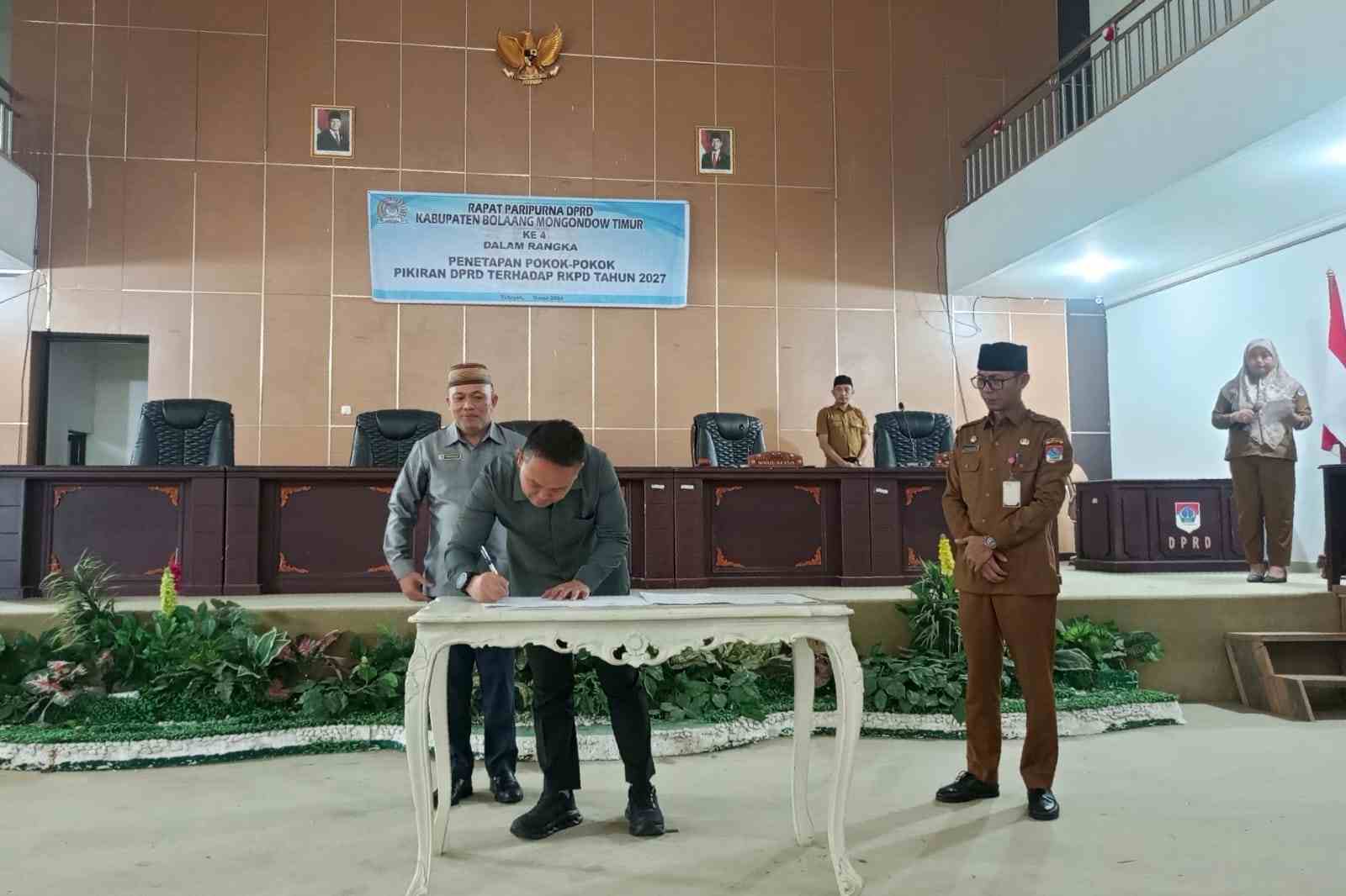 Penandatanganan berita acara Pokok Pikiran DPRD Boltim untuk RKPD Tahun 2027