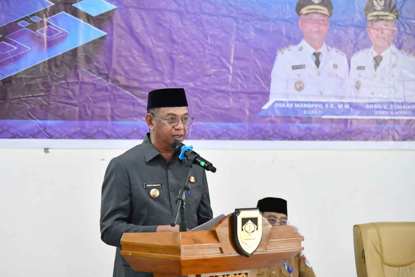 Bupati Oskar Manoppo memberikan sambutan dalam pelantikan pejabat Boltim