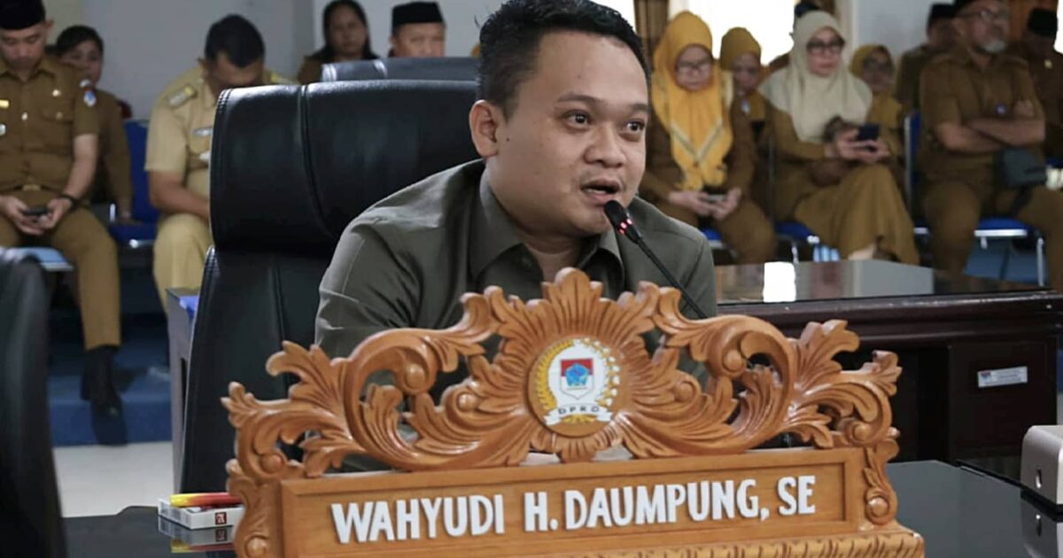 Anggota DPRD Boltim Wahyudi Daumpung saat menyampaikan pandangan di paripurna