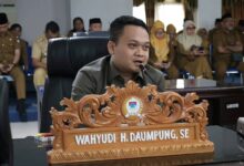 Anggota DPRD Boltim Wahyudi Daumpung saat menyampaikan pandangan di paripurna