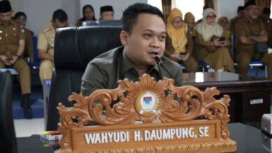 Anggota DPRD Boltim Wahyudi Daumpung saat menyampaikan pandangan di paripurna