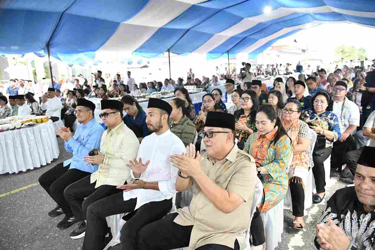 Wakil Ketua DPRD Boltim Kevin Sumendap bersama Anggota DPRD Boltim dari Partai Gerindra Reevy Lengkong saat Safari Ramadhan di Tutuyan