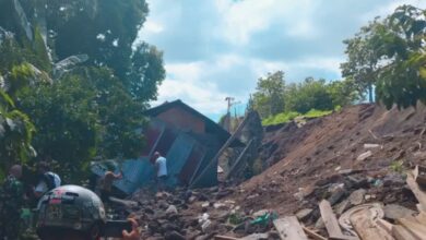 Rumah hancur gempa Bitung
