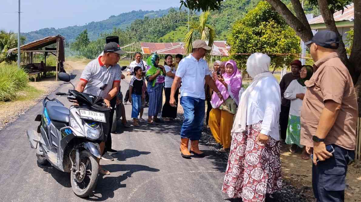 Bupati Boltim Oskar Manoppo berdialog dengan warga saat meninjau proyek jalan di Matabulu dan Matabulu Timur