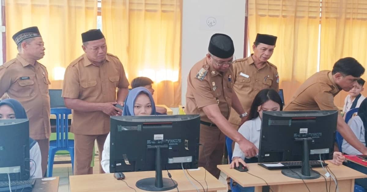 Bupati Boltim Oskar Manoppo membuka pelaksanaan TKA SMP di Tutuyan