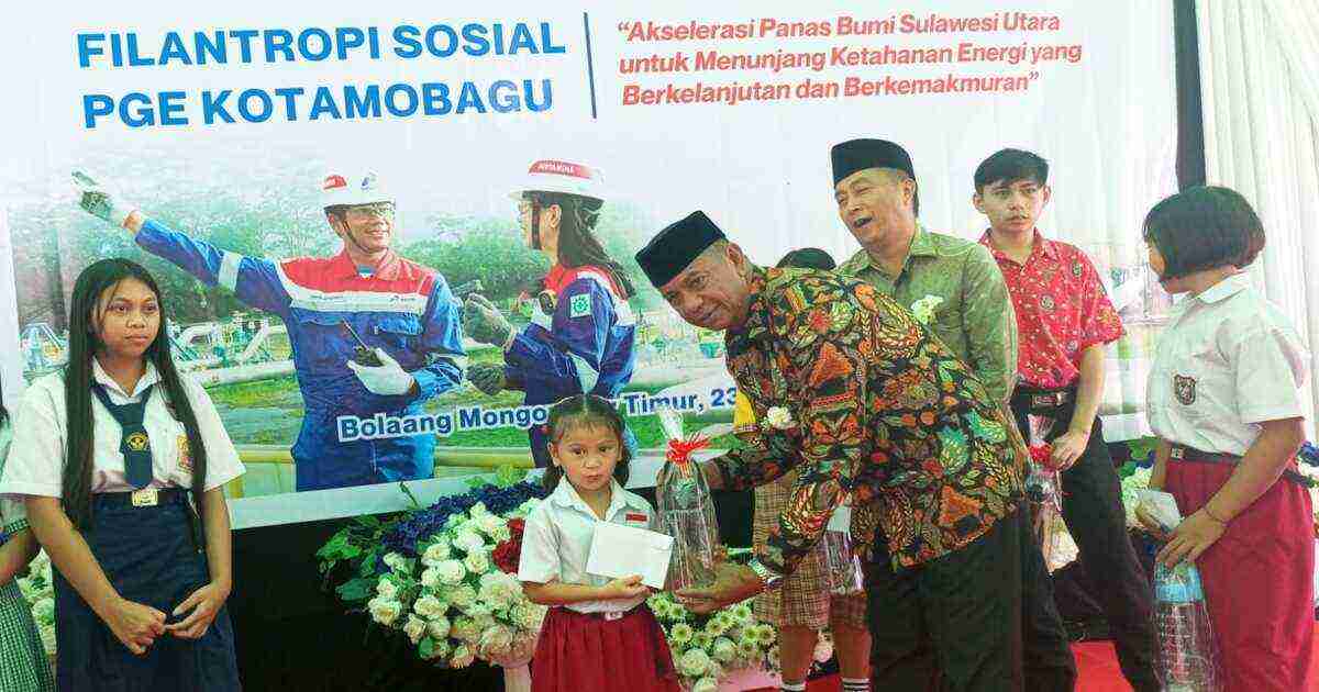 Bupati Boltim Oskar Manoppo menyerahkan beasiswa dari PGE Kotamobagu kepada siswa di Mooat