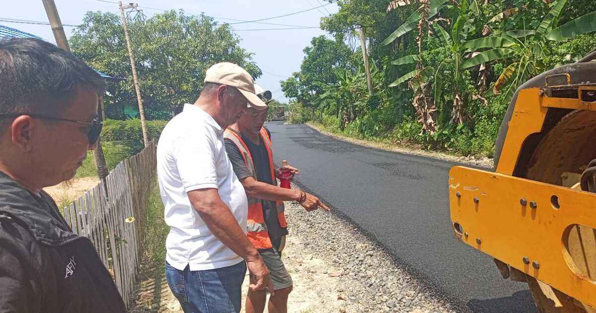 Bupati Boltim Oskar Manoppo meninjau proyek pengaspalan di Matabulu dan Matabulu Timur