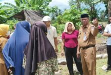 Bupati Boltim Oskar Manoppo meninjau rumah RTLH di Tutuyan II