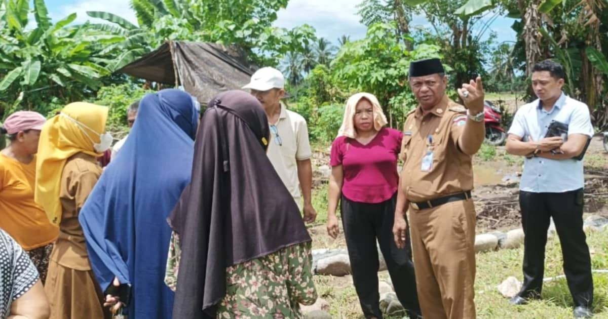 Bupati Boltim Oskar Manoppo meninjau rumah RTLH di Tutuyan II