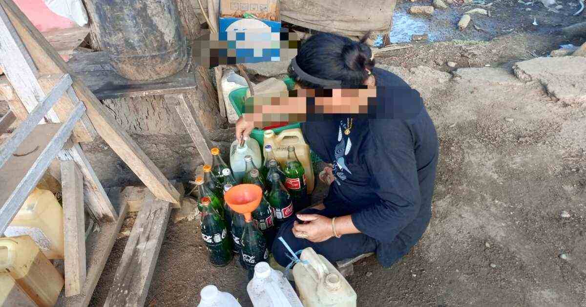 Penjual BBM eceran di Tutuyan menjual Pertalite Rp20 ribu per botol