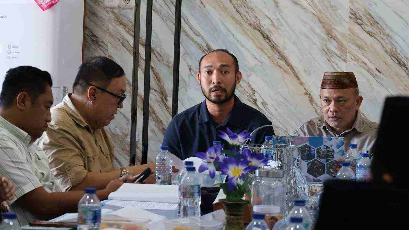 Kevin Sumendap saat pembahasan Pansus DPRD Boltim tentang LKPJ 2025