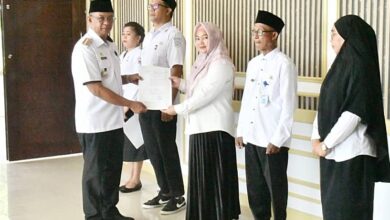 Bupati Boltim Oskar Manoppo menyerahkan surat Plt kepada lima ASN