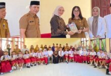 Foto bersama 16 penulis cilik Boltim dengan Bunda Literasi