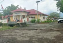 Polisi tidur dari potongan pohon kelapa di samping Polsek Tutuyan Boltim