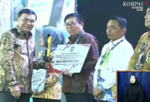 Kepala Bappeda Boltim menerima penghargaan Kemendagri untuk penanggulangan kemiskinan dan stunting di Kendari.