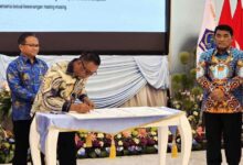 Bupati Boltim Oskar Manoppo saat menandatangani komitmen pencegahan korupsi bersama KPK RI di Manado