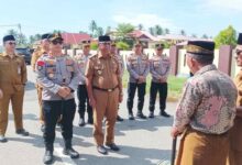 Bupati Oskar Manoppo bersama Kapolres Golfried Hasiholan Pakpahan saat peresmian pagar Polres Boltim