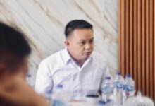 Medy Lensun saat rapat pembahasan LKPJ Boltim 2025