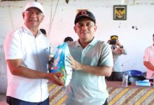 Bupati Boltim Oskar Manoppo menyerahkan bantuan kemanusiaan untuk korban banjir di Desa Solimandungan Satu, Bolmong.