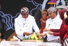 Prosesi pemotongan tumpeng pada penutupan Java Culture Fest Boltim 2026